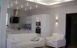 Белый светопрозрачный потолок для спальни с точечными светильниками